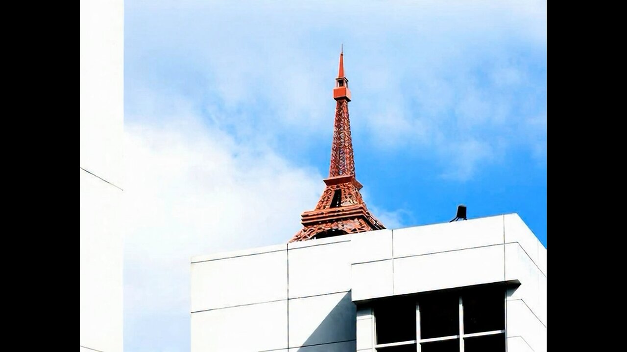 Pequeña torre Eiffel volando