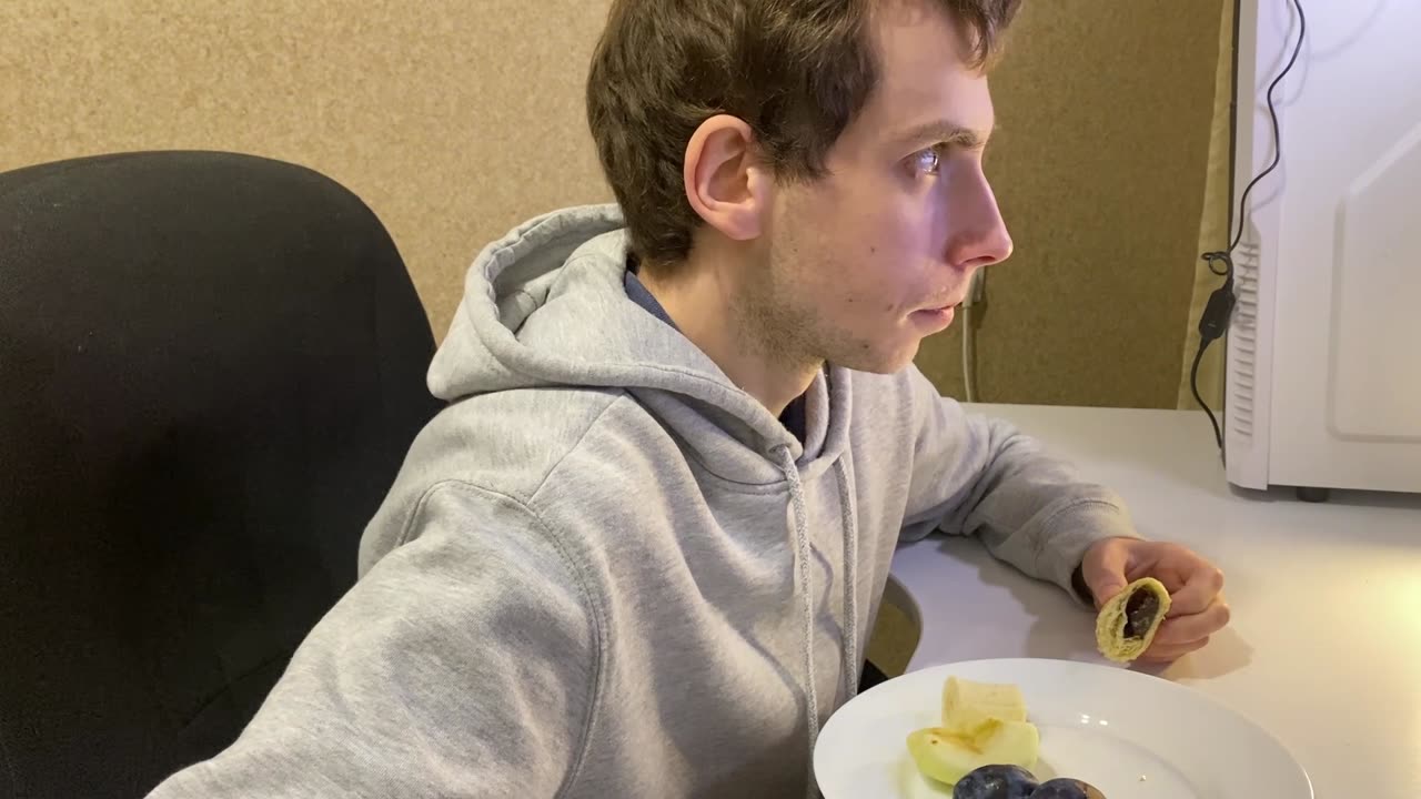 Просто фрукты и круассан