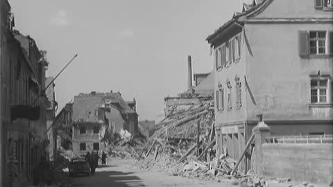 ATTACKING THE TOWN,... - ATTACKING THE TOWN, NURNBERG, GERMANY ; DESTRUCTION OF PLAUE - 111-adc-4050