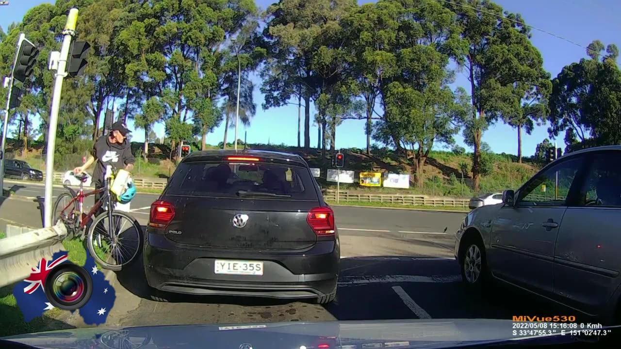 Aussiecams - Who says cyclists dont need insurance? and didnt spill a drop 🍻 Telopea