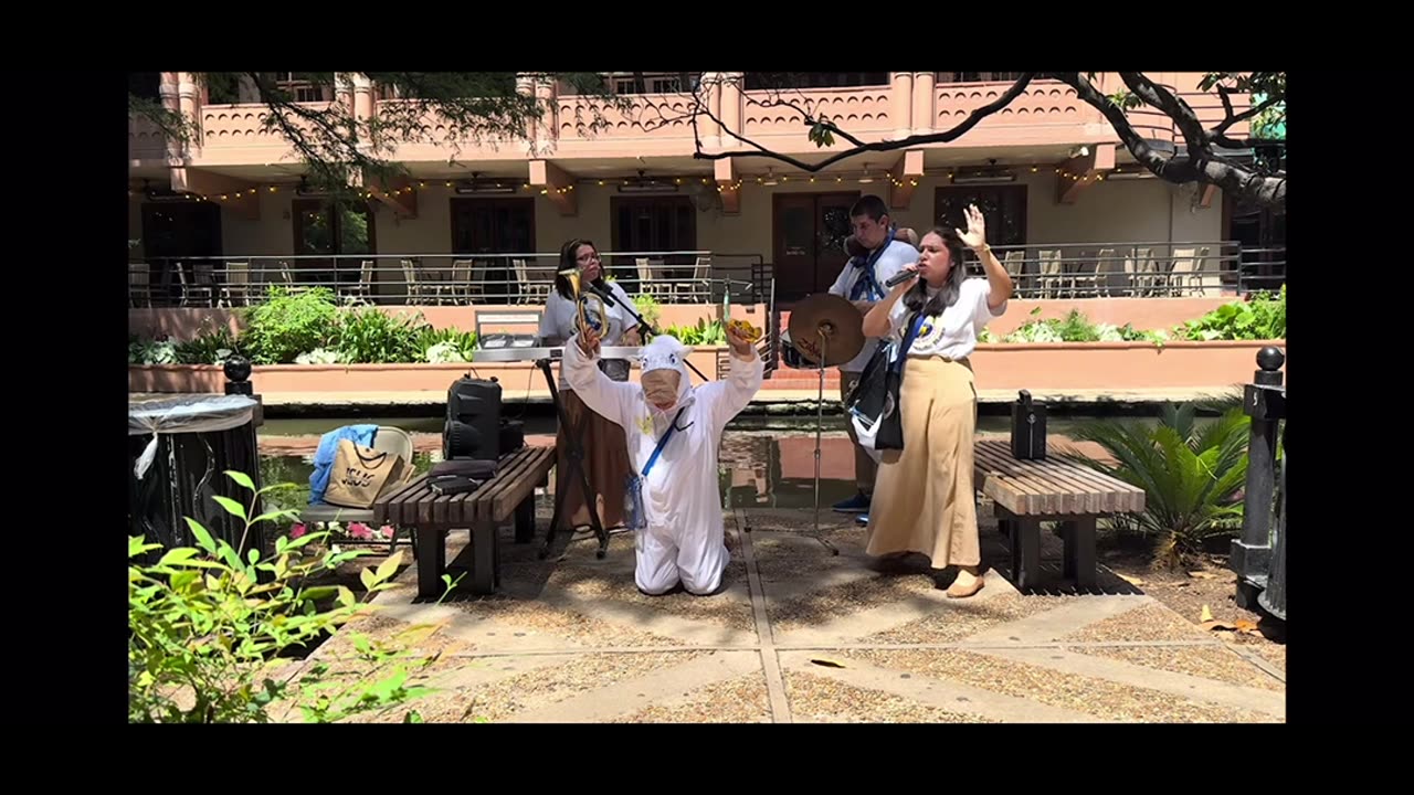 Nuestro Dios Asombroso Es