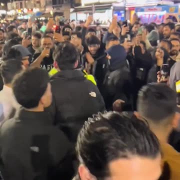 Islamic mob surrounds two policewomen in London who wanted to clear the