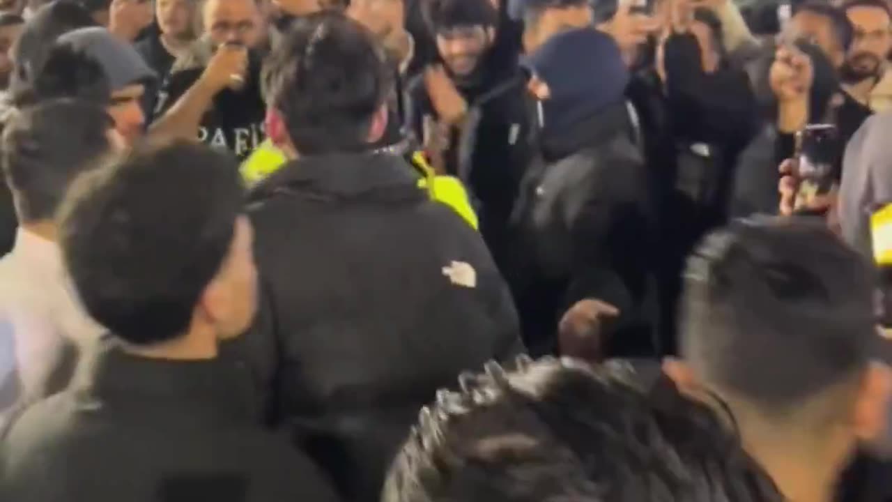 Islamic mob surrounds two policewomen in London who wanted to clear the