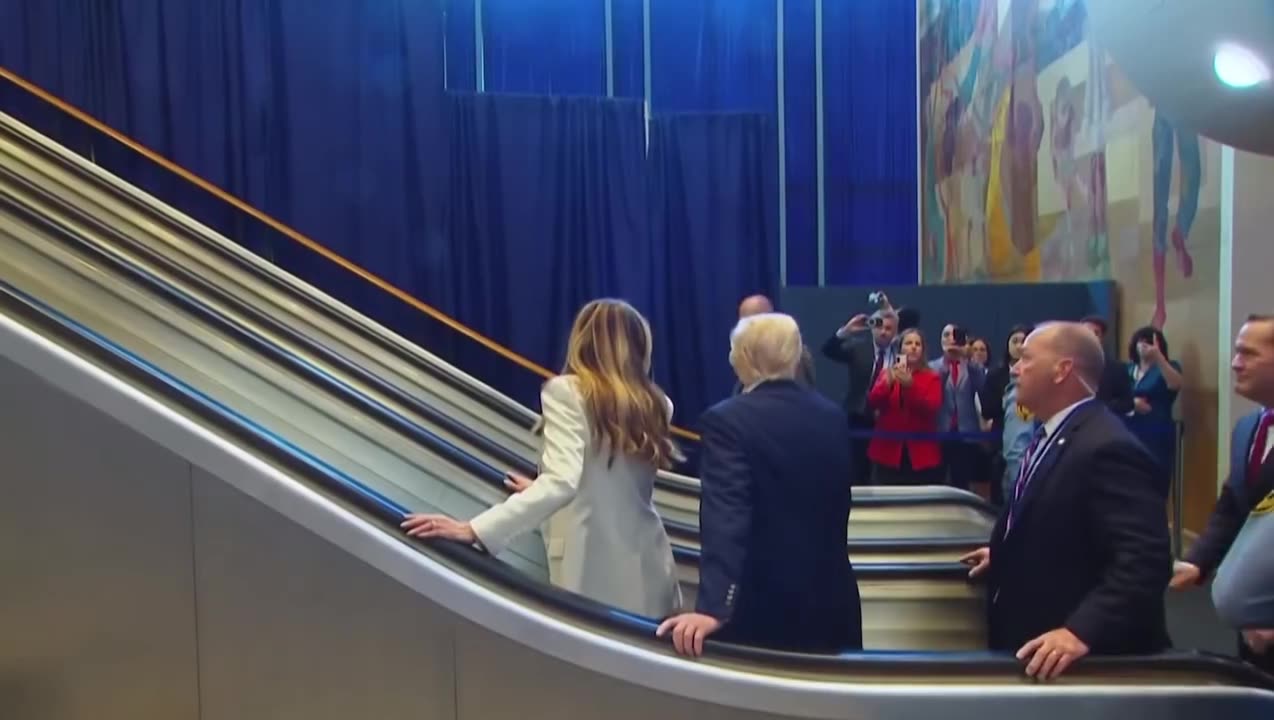 The escalator at the UN stops working IMMEDIATELY at Trump and Melania stepped on it.