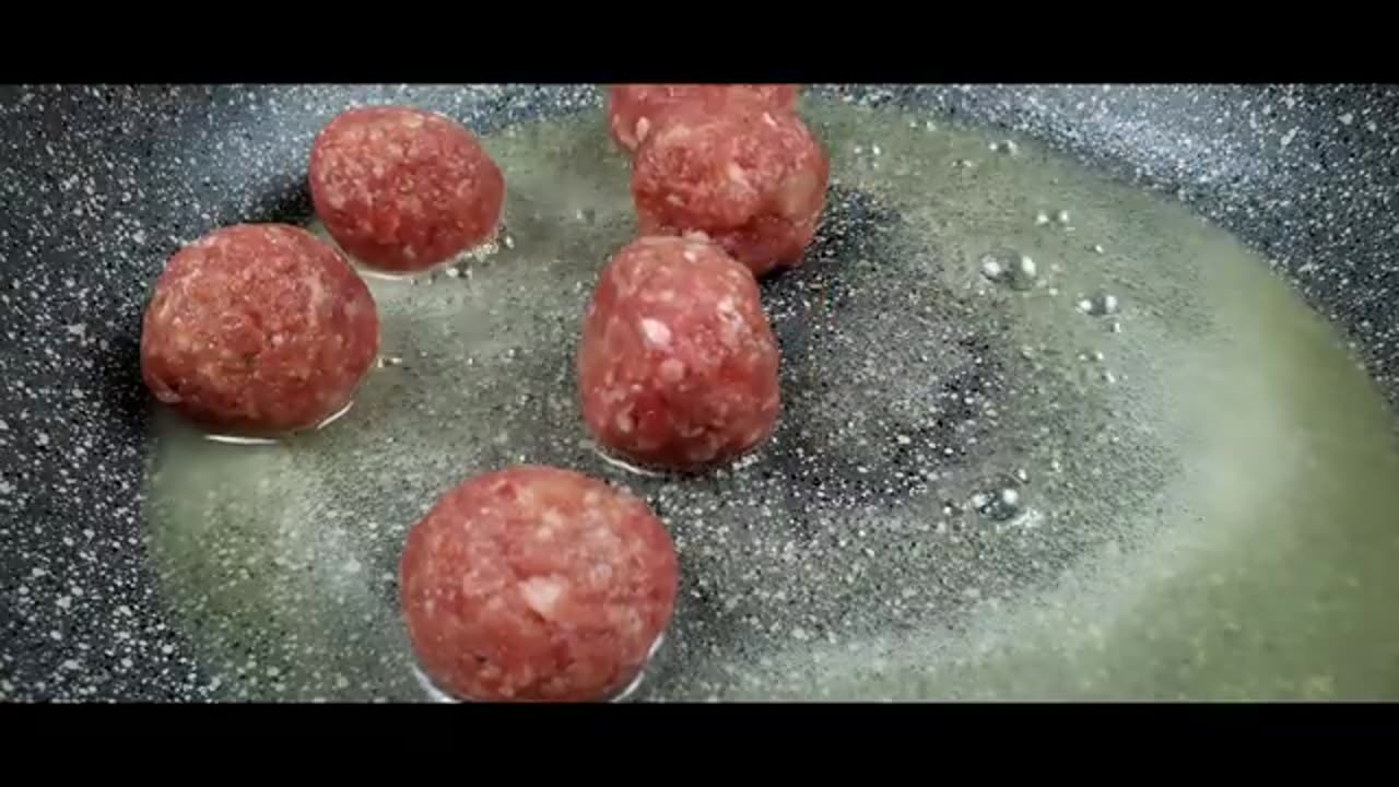 Meatballs Cooked with Carbonara Sauce – A Unique & Delicious Fusion! 🍝🔥