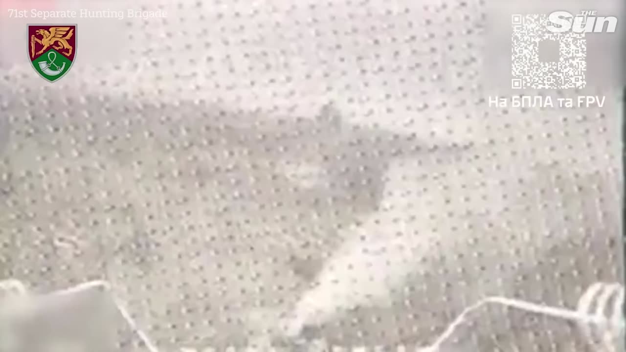 Single heroic Ukrainian soldier will NOT give up ground as he fights off wave of Russian troops