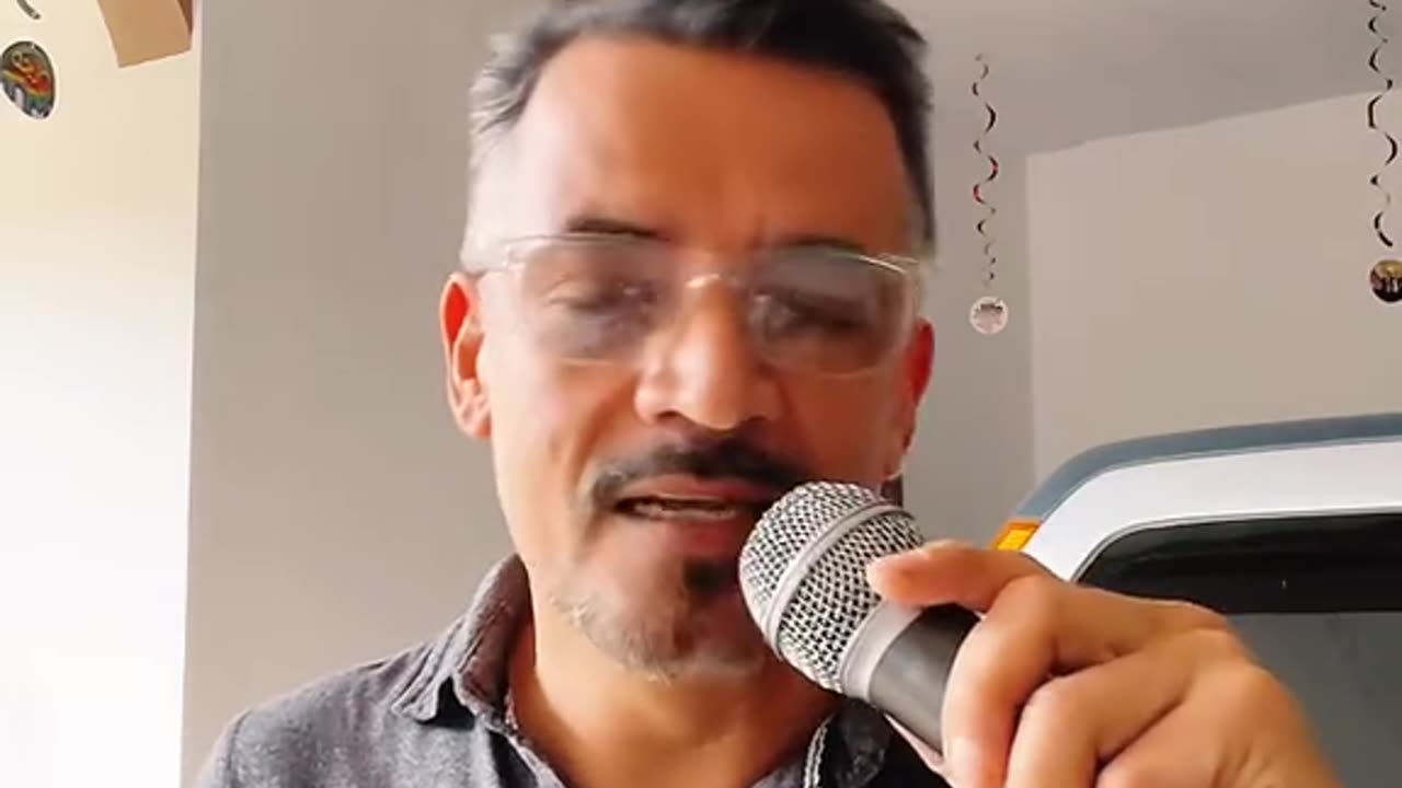 Dr. Fredy Portllo: Domingo de Karaoke con los galos