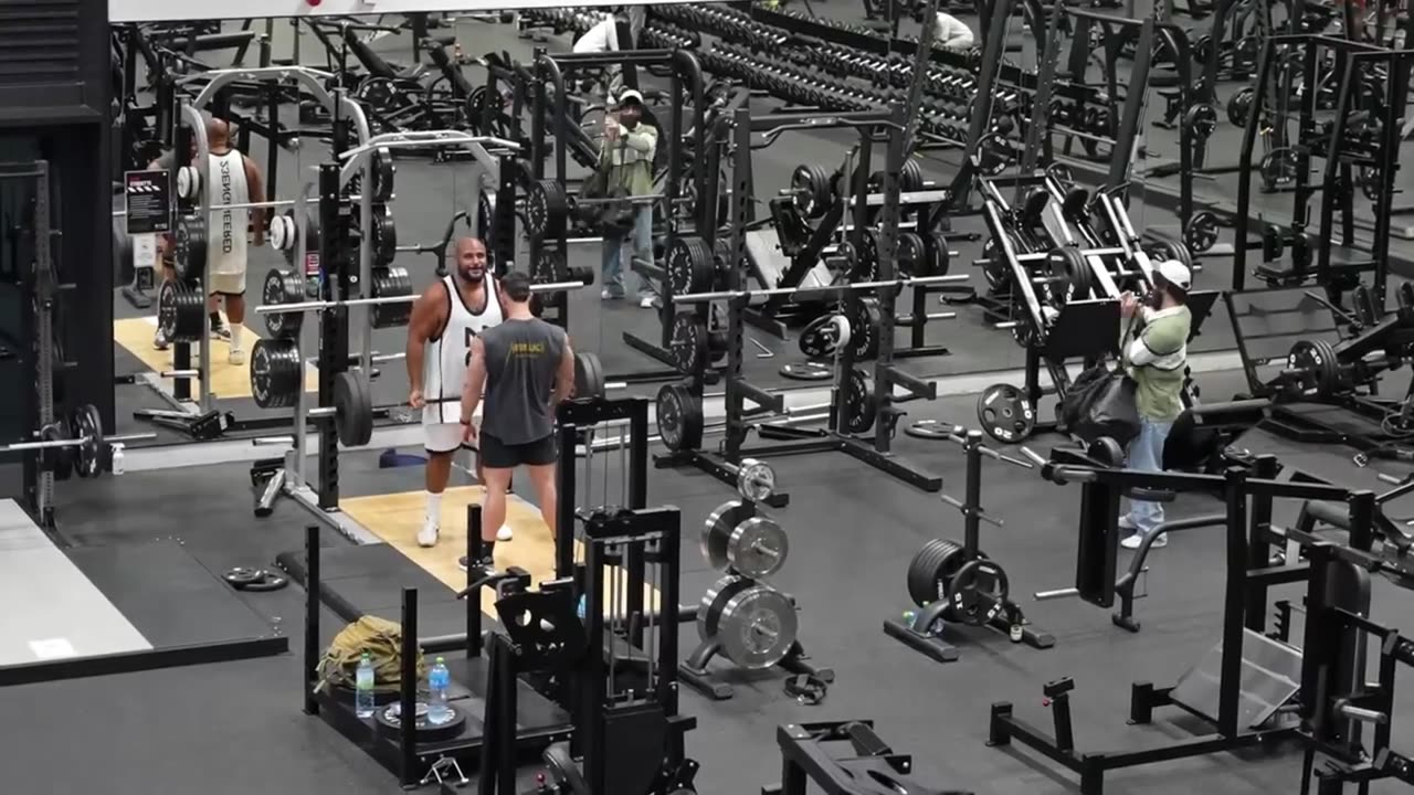 FAKE WEIGHTS in gym PRANK. _ Power Lifter pretended to be a Beginner