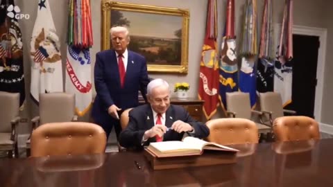 Non so chi sia l'uomo seduto sulla sedia, ma il suo maggiordomo è il Presidente degli Stati Uniti.