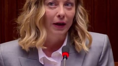 Giorgia Meloni lanza una advertencia sobre los riesgos del mundo digital.