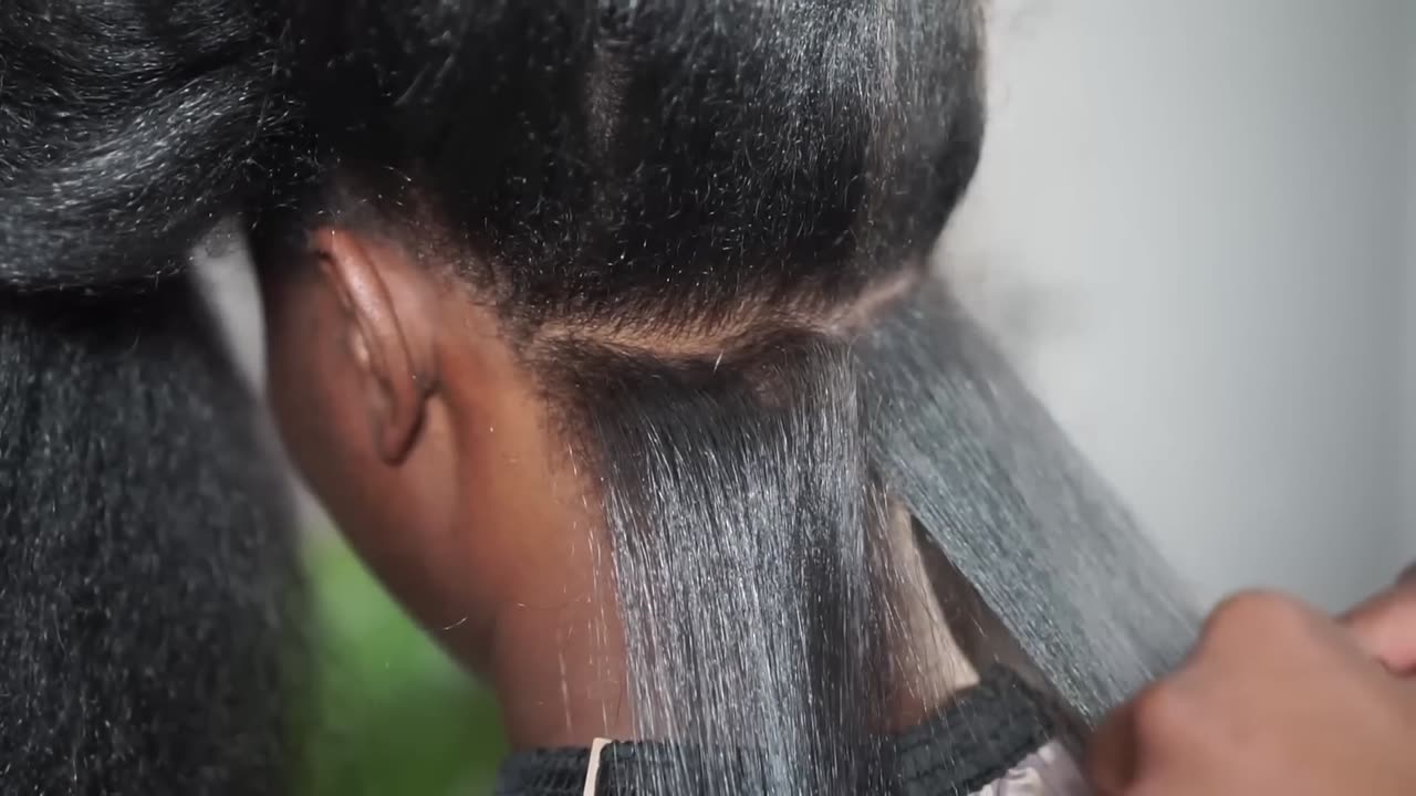 Une coiffeuse réagit à des vidéos virales incroyablement satisfaisantes de lissage brésilien