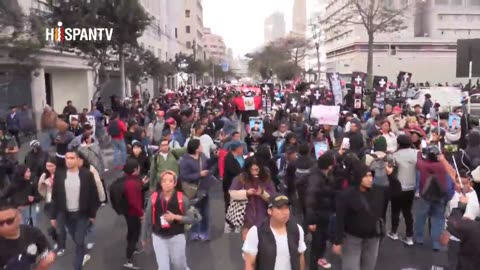 Peruanos exigen justicia para víctimas de protestas y rechazan el gobierno