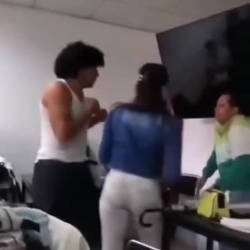 Captan agresión de estudiante a profesor en salón de clases de la UPT de Tulancingo por presuntas bu