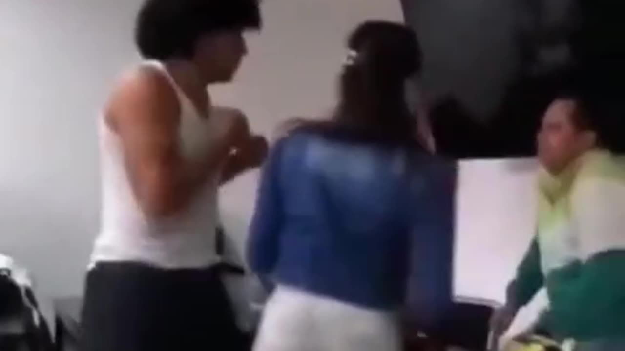 Captan agresión de estudiante a profesor en salón de clases de la UPT de Tulancingo por presuntas bu