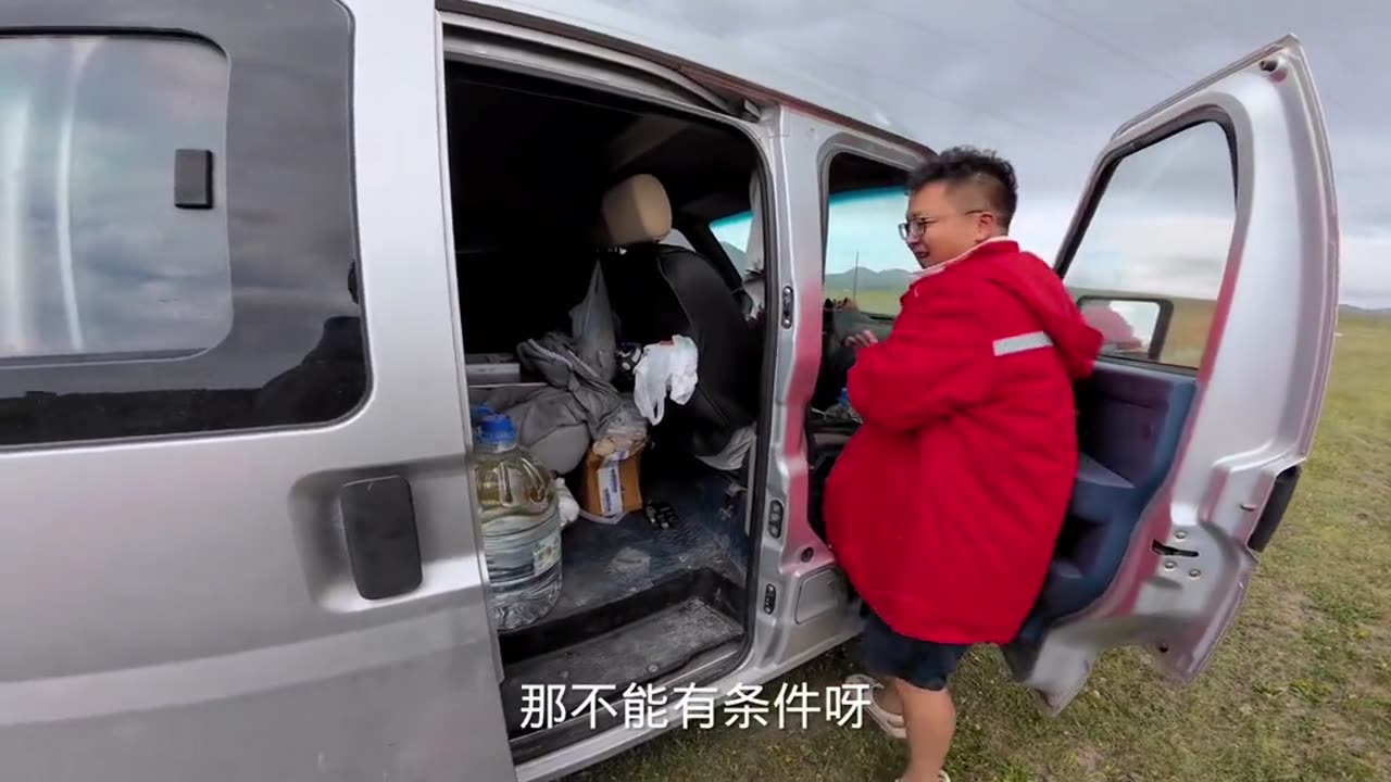 小何开着挖机去西藏的路上被陌生人拦下来了! #开着挖机去西藏