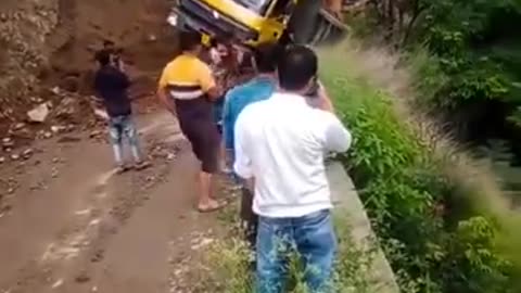 🚛 Truck Stuck in Valley Slowly Falls as Road Collapses 😱 | Shocking Incident