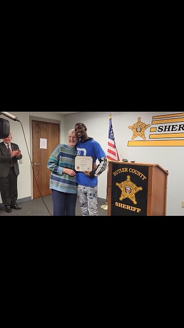 THUG STEALS 87 YEAR OLD WOMAN'S PURSE 👜 EARNS A BTFO❗