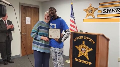 THUG STEALS 87 YEAR OLD WOMAN'S PURSE 👜 EARNS A BTFO❗