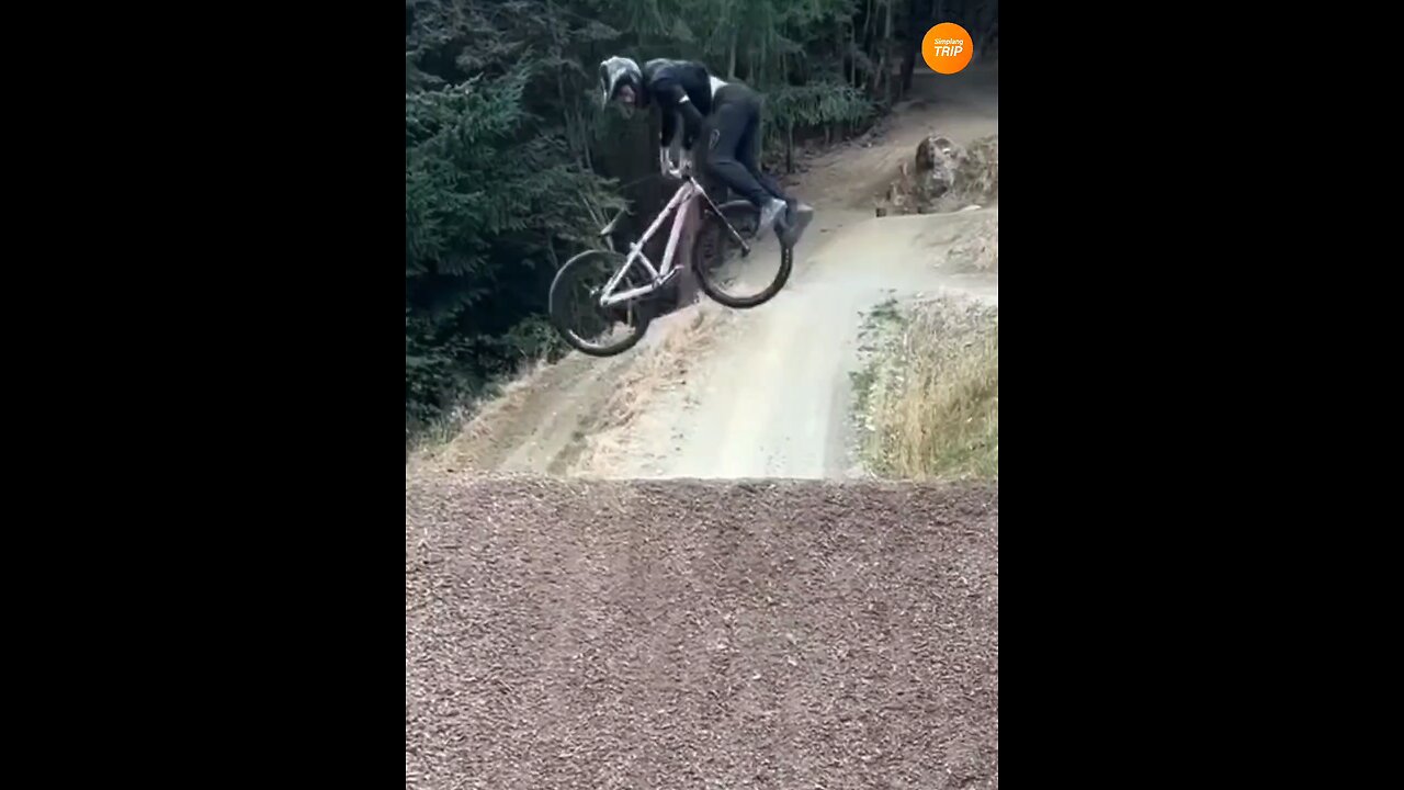 Simplang Trip 197: Bicycle hill exhibition jump accidentally fell down to sit ups exercise.