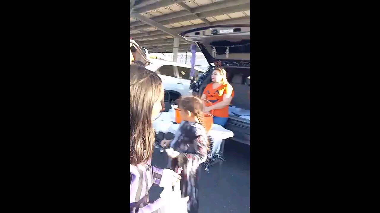 Halloween At Elementary School. Halloween En La Escuela Elementaria. 10.31.2025 Snapchat 4