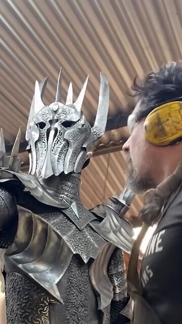 La estatua de Sauron es tan realista que parece cobrar vida