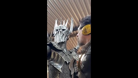 La estatua de Sauron es tan realista que parece cobrar vida