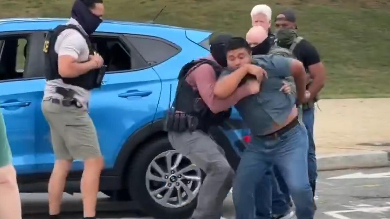 man pulled over by feds at National Mall DC just tried to ESCAPE TACKLED by agents, began screaming