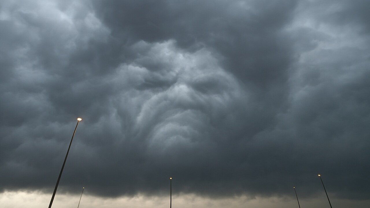 A face appears in the clouds! - GMS - Greatmillstone