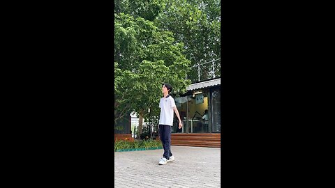 刚刚考完试，还没把校服换下来呢，就出来把自己喜悦的心情舞出来了[耶][耶][耶]顺利出关～暑假的日子，多多关照哦(￣▽￣)