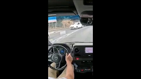 Crazy conflict: a driver gets out of his car in front of a bus! #roadrage