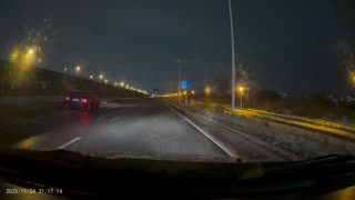 Należy zatrzymać się, odpowiednio zabezpieczyć miejsce zdarzenia – w tym zadbać o