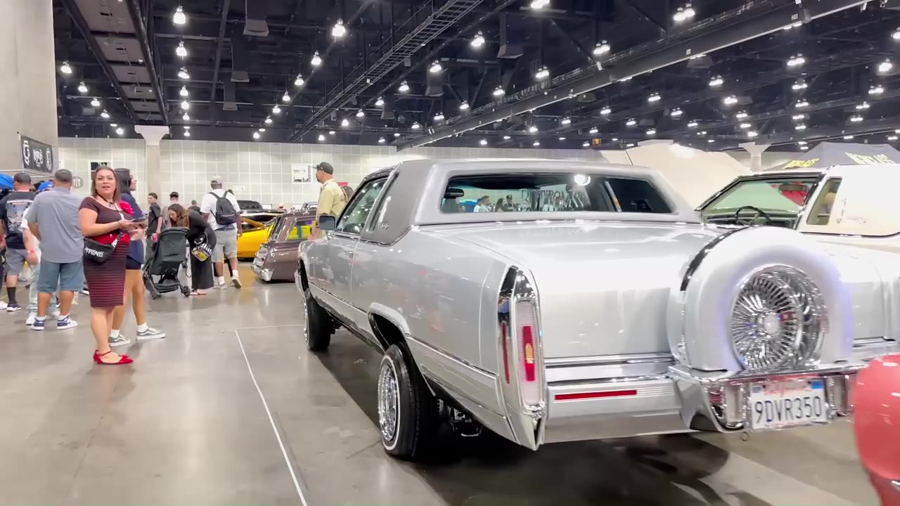 BEAUTIFUL MODELS INSANE LOWRIDERS – L.A. CAR SHOW VIBES (720p)