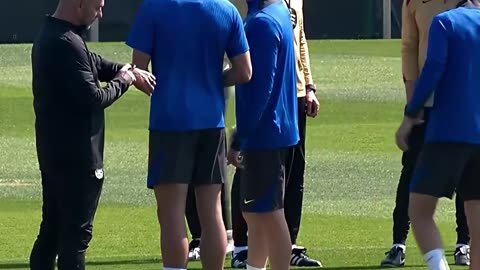 RISAS Y COMPLICIDAD ENTRE FLICK Y LAMINE YAMAL: EL BUEN ROLLO DEL BARÇA