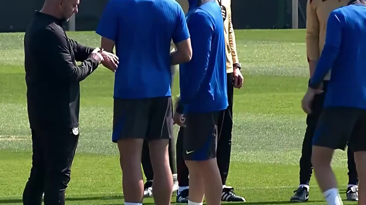 RISAS Y COMPLICIDAD ENTRE FLICK Y LAMINE YAMAL: EL BUEN ROLLO DEL BARÇA