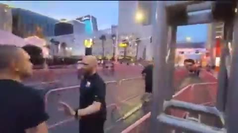 Hoy en día, la peor idea que se te puede ocurrir es asistir a un concierto punk con una polera Nazi.