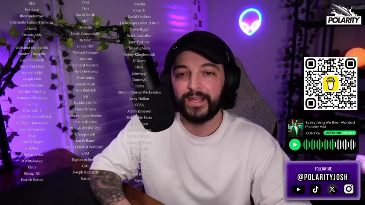 Ross Coulthart sees a "Giant Orb UFO" being escorted by MILITARY HELICOPTERS in Arizona!