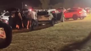 😱 Four women attacked a man, hitting and kicking; he fought back.