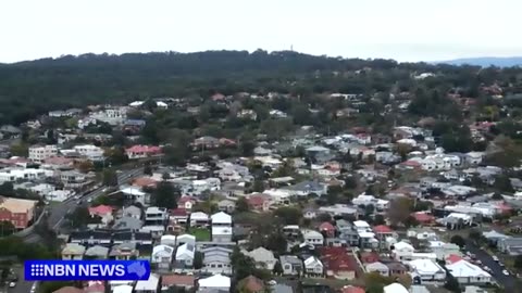 Homes CRACKED: Devastating landslip forces residents to evacuate|sunmax966