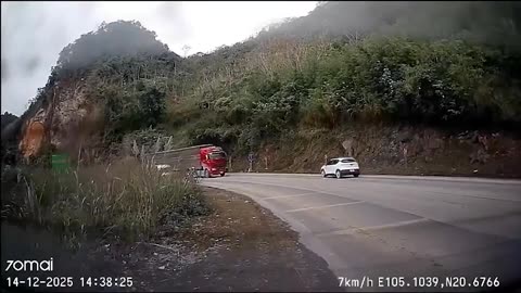 LIVING.. LIVING.. LIVING... DEAD!! - LANDSLIDE IN REAL TIME!! MOTHER NATURE IS A WILD BIATCH!