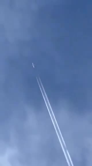 🚨 ALERT: The Chemtrail Deniers claim this is a ‘Dynamic Contrail’ where the ...