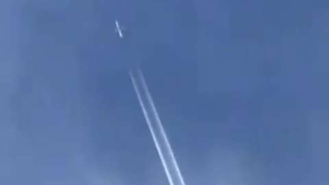🚨 ALERT: The Chemtrail Deniers claim this is a ‘Dynamic Contrail’ where the ...
