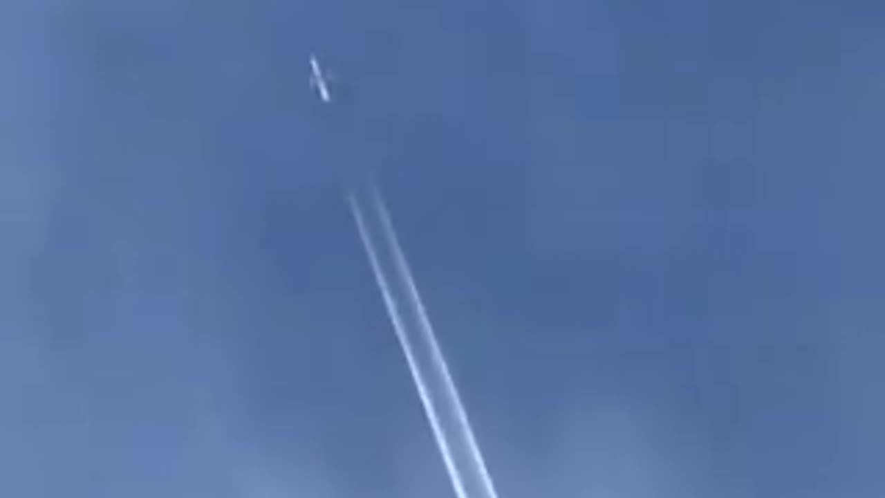 🚨 ALERT: The Chemtrail Deniers claim this is a ‘Dynamic Contrail’ where the ...
