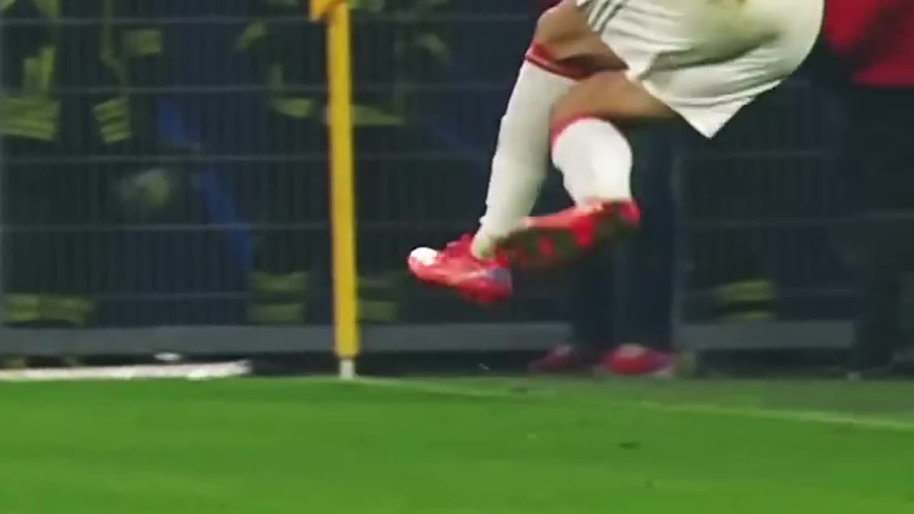 Amazing control and pass😍🔥