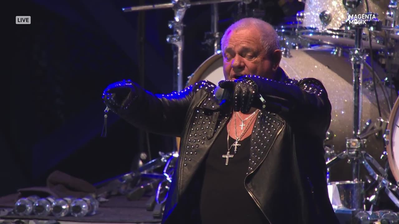 Breaking the Law (Judas Priest cover) with Uli Jon Roth & Udo Dirkschneider - Doro (live)