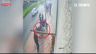 El celular blanco del Sicario que atacó a Miguel Uribe.