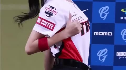 Lee Ju-Eun (이주은) Strikeout & Out Dance | KIA Tigers Cheerleader | Fubon Guardians Support