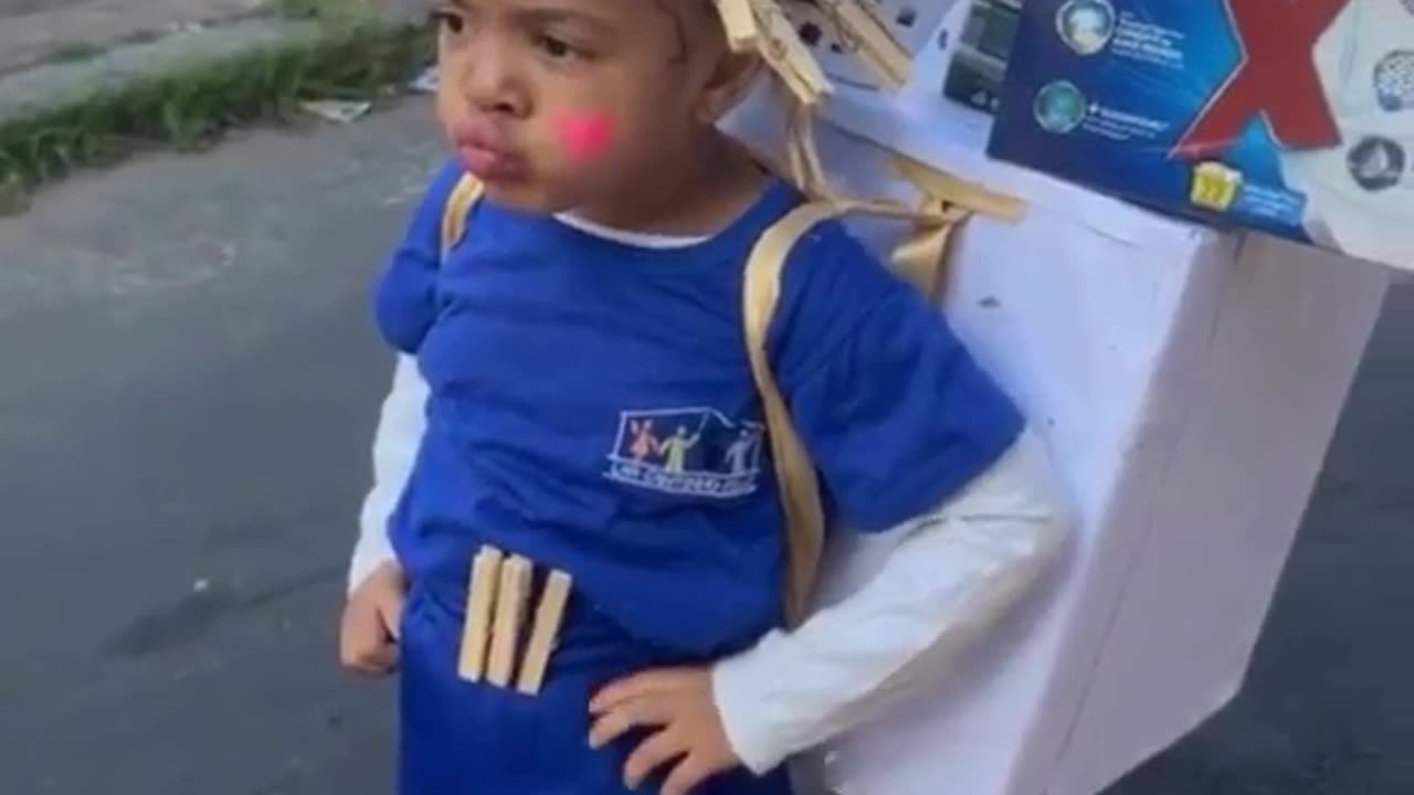 When parents go above and beyond! Kid dressed up as a washing machine, little detail! ๐งบโจ๐๐