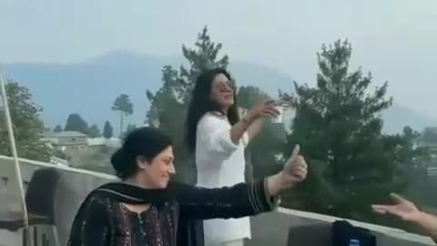 Saba Qamar Enjoying food with Close Friends | Saba Qamar doston ke sath enjoy krty hue 😍