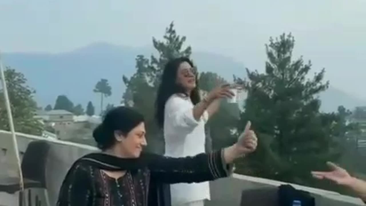 Saba Qamar Enjoying food with Close Friends | Saba Qamar doston ke sath enjoy krty hue 😍