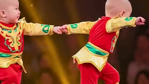 Bebês gêmeos chocam o programa de talentos (Twin babies shock talent show) #baby #amazing #shorts
